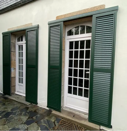 Fenêtres PVC imitation bois et volets verts