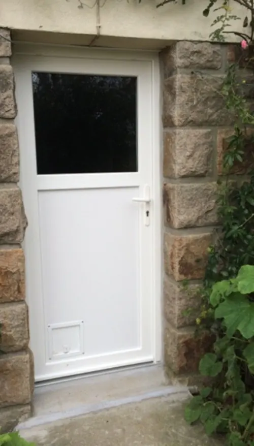 La porte de service en PVC