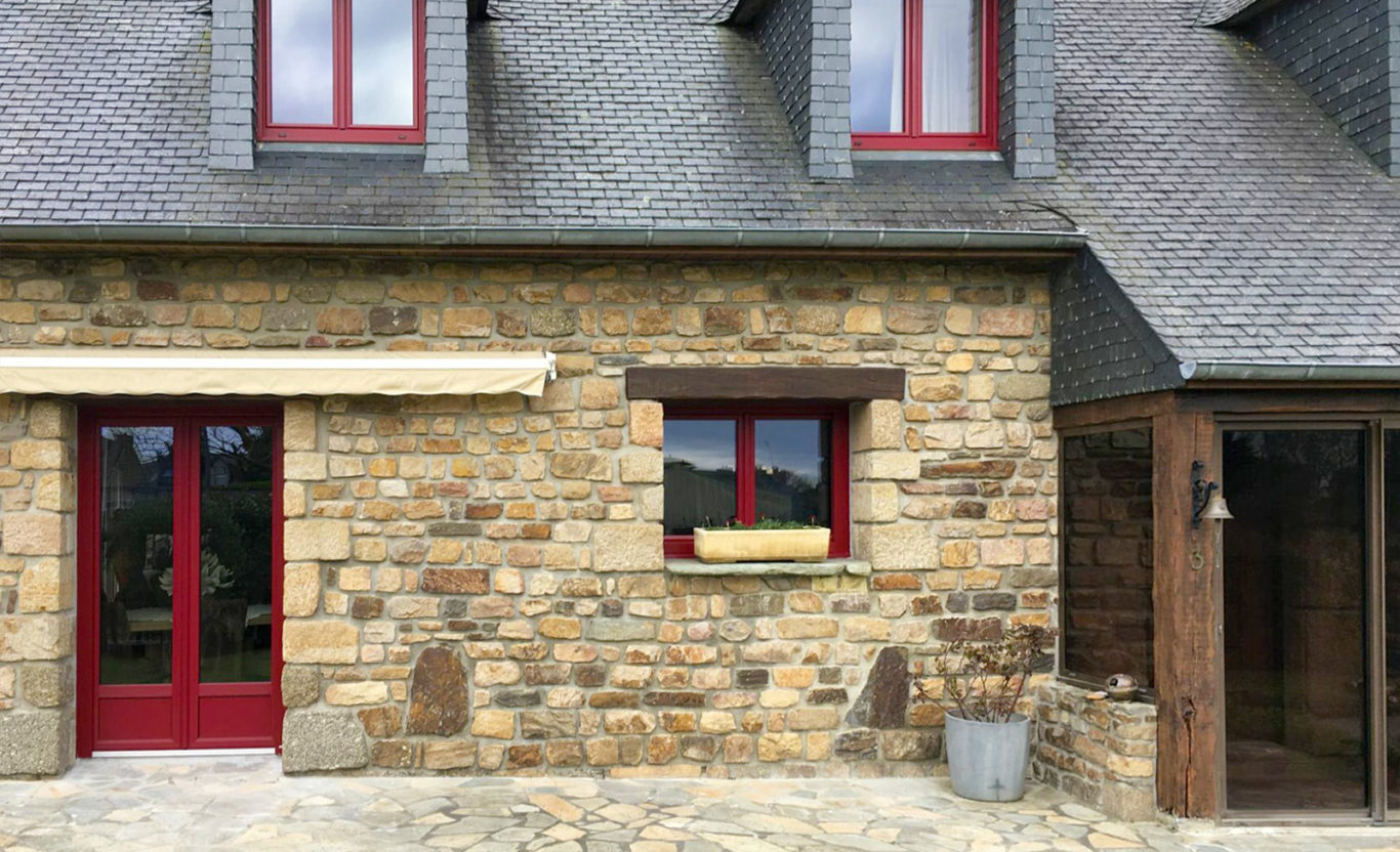 Fenêtres et porte-fenêtre en PVC rouge