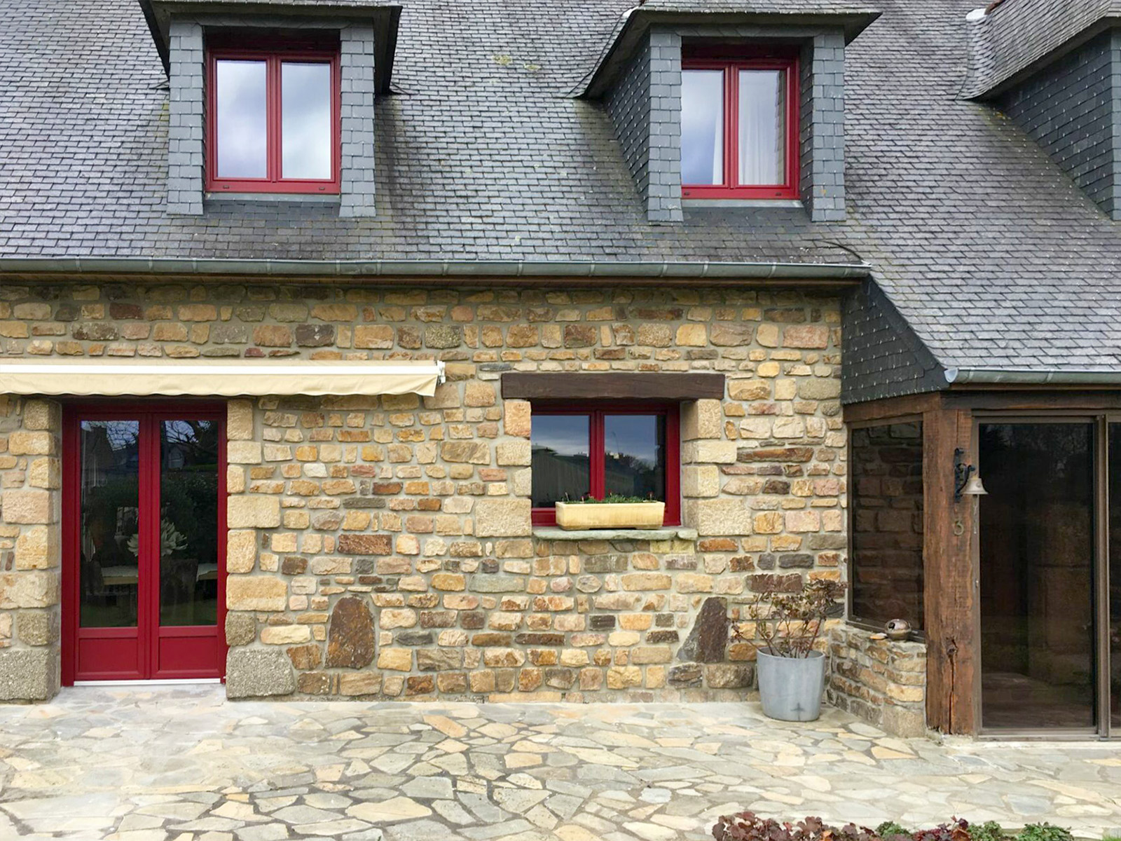 Fenêtres et porte-fenêtre en PVC rouge