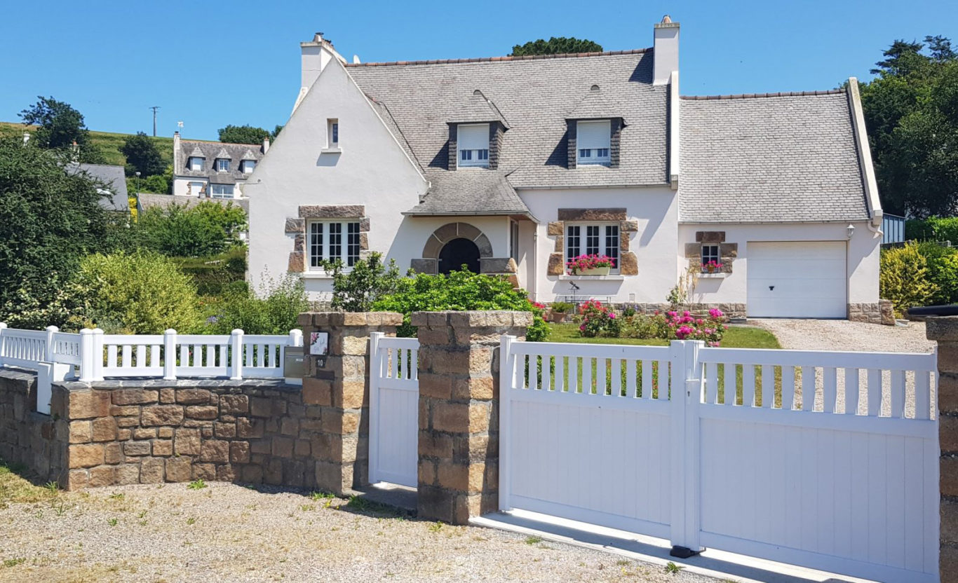 Clôture et portail blanc