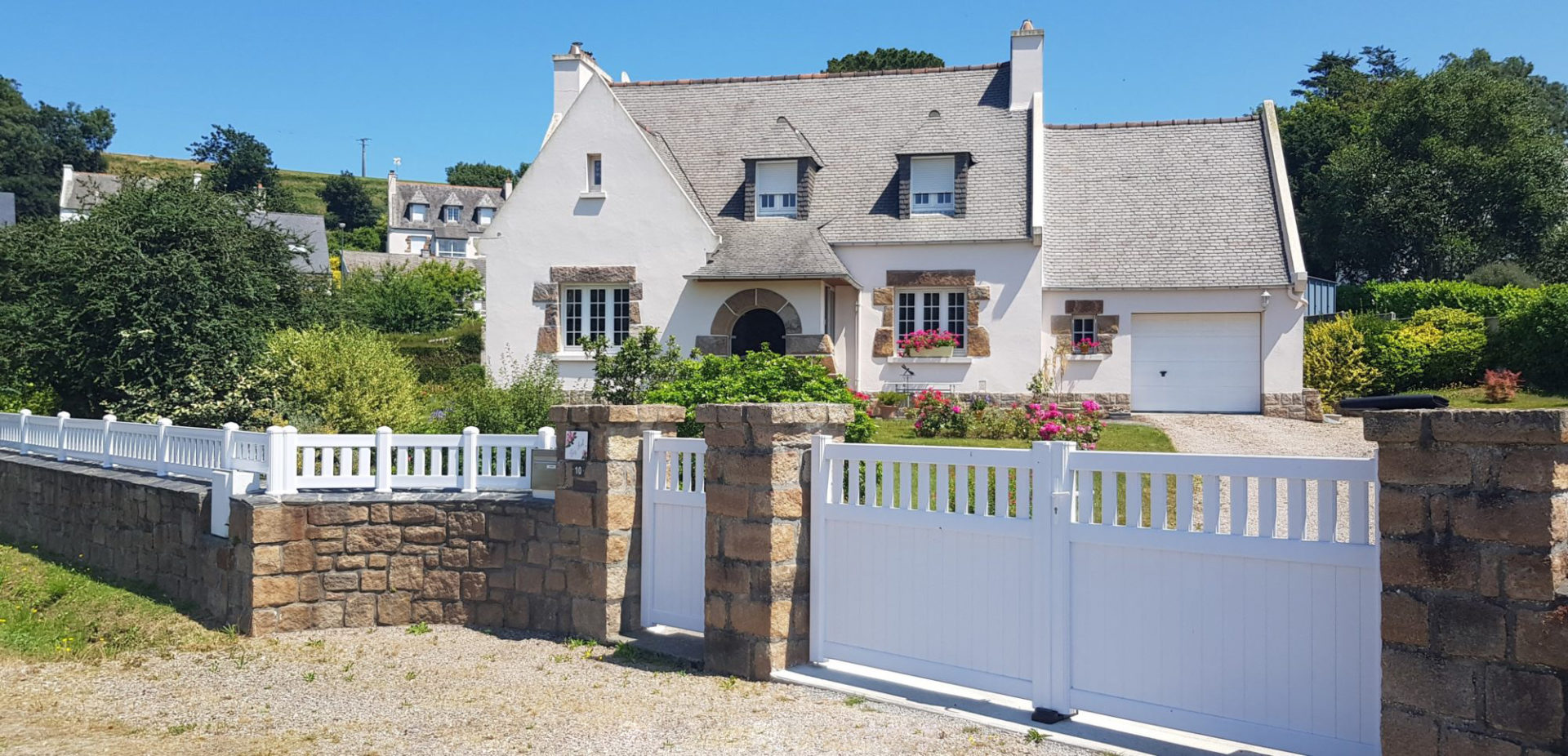 Clôture et portail blanc