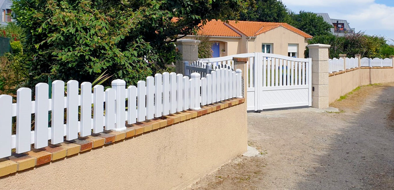 Clôture et portail blanc