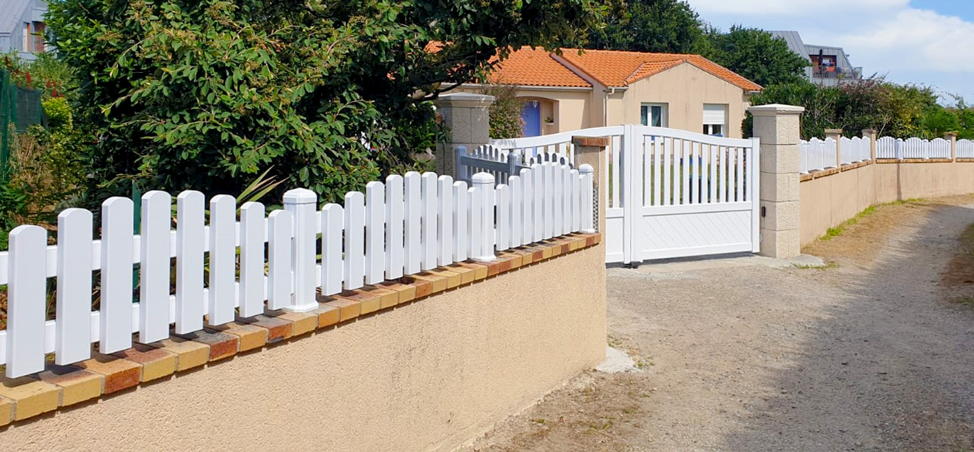Clôture et portail blanc