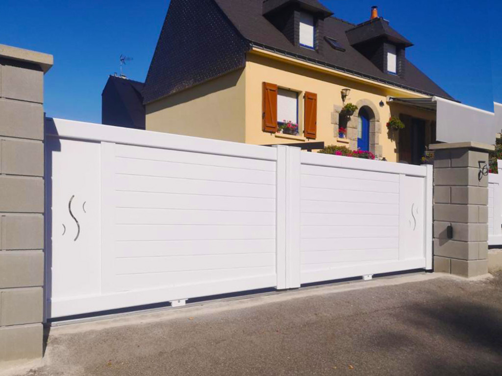 Portail coulissant blanc