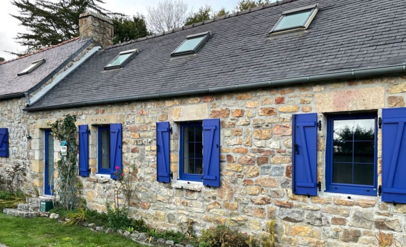 Réalisation Kiclos – Maison en pierre et volets bleus
