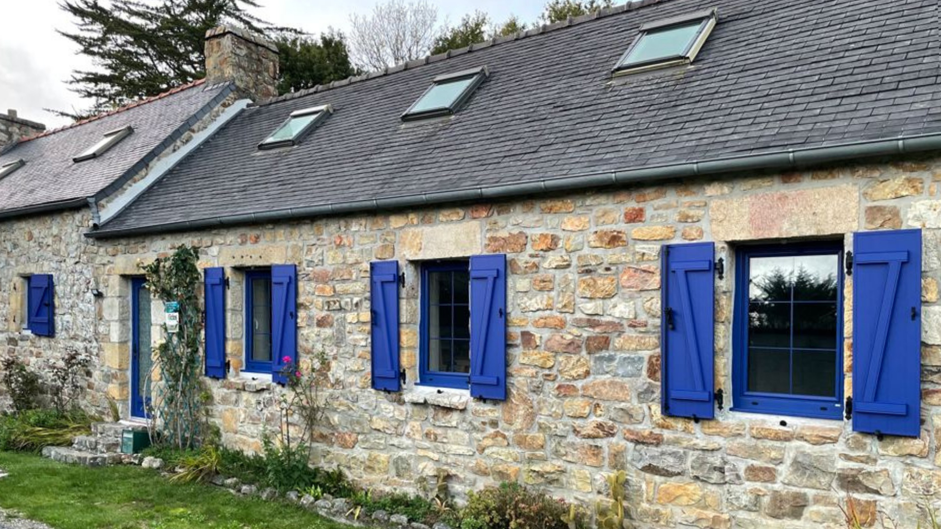 Réalisation Kiclos – Maison en pierre et volets bleus