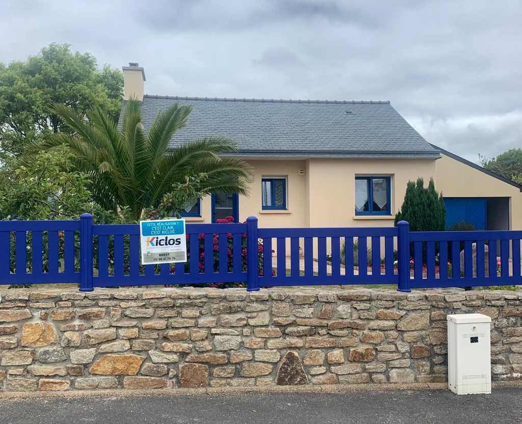 Petit clôture bleue