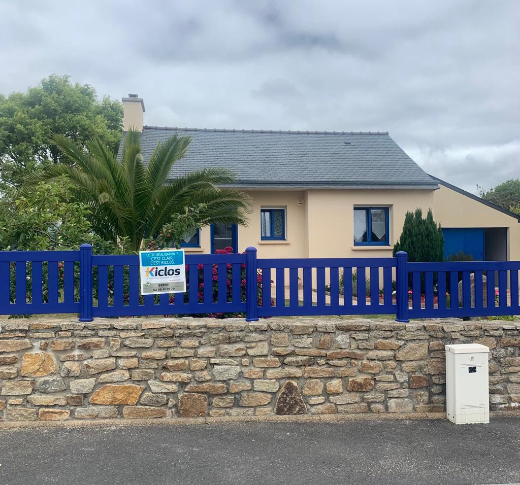 Petit clôture bleue