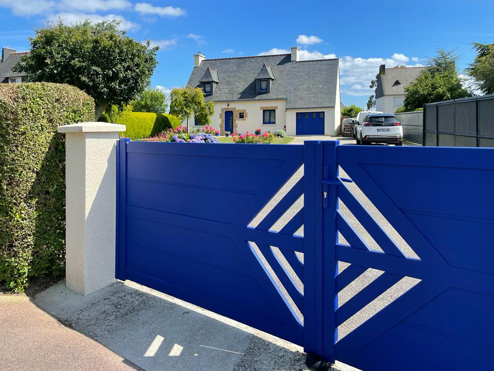 Portail battant bleu ajouré