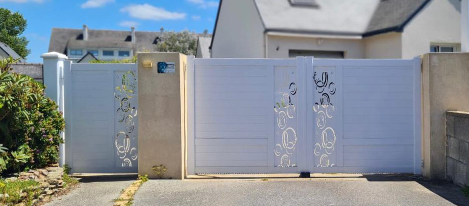 Portail et portillons blancs avec des motifs décoratifs