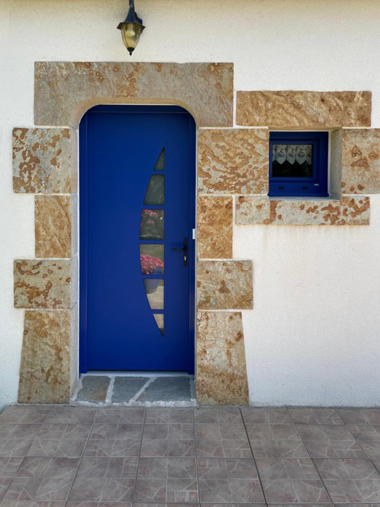 Porte d'entrée ajourée bleue
