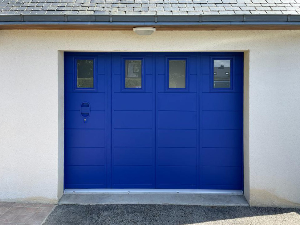 Porte de garage sectionnelle bleue