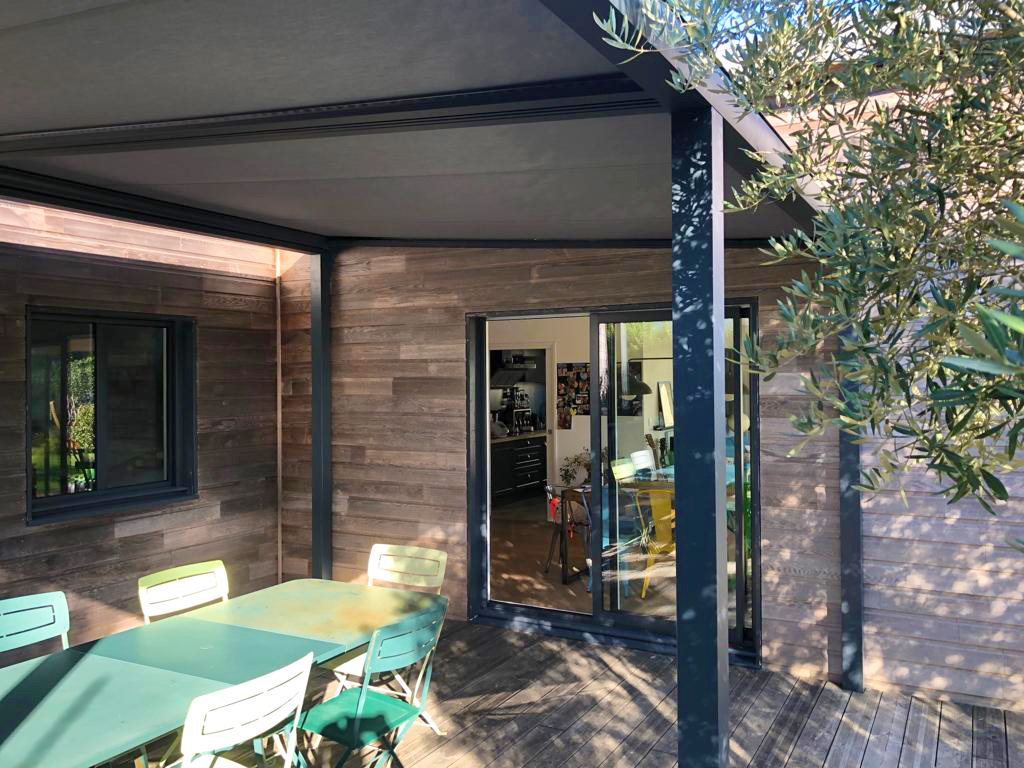 Terrasse couverte par une pergotoile
