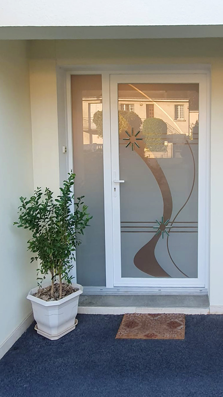 Porte d'entrée blanche et vitrée