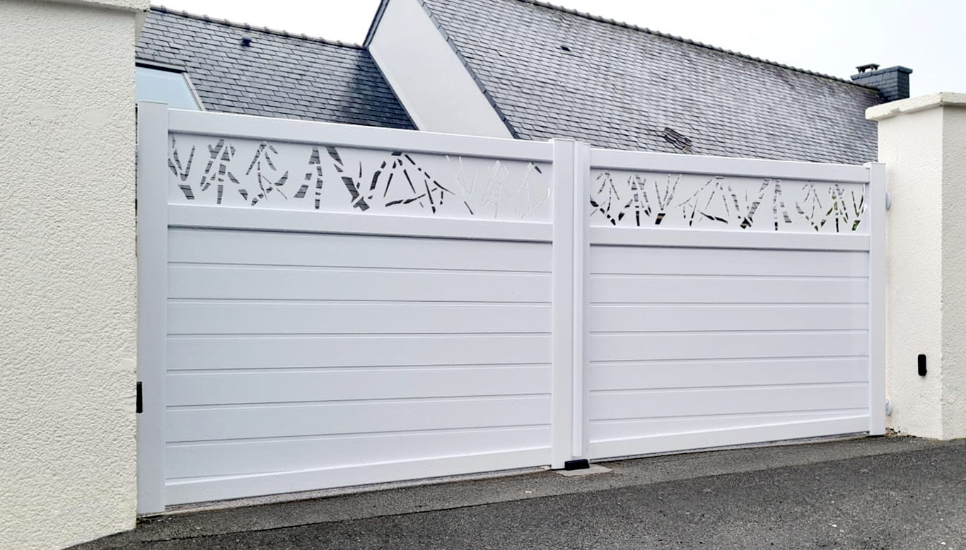 Portail battant électrique blanc design