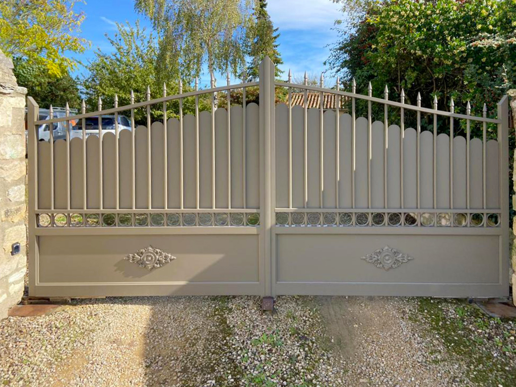 Portail battant métal beige