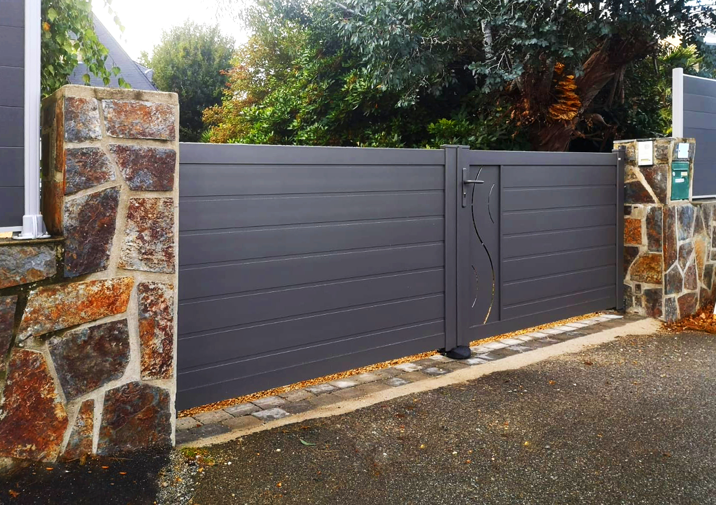 Portail battant fusain