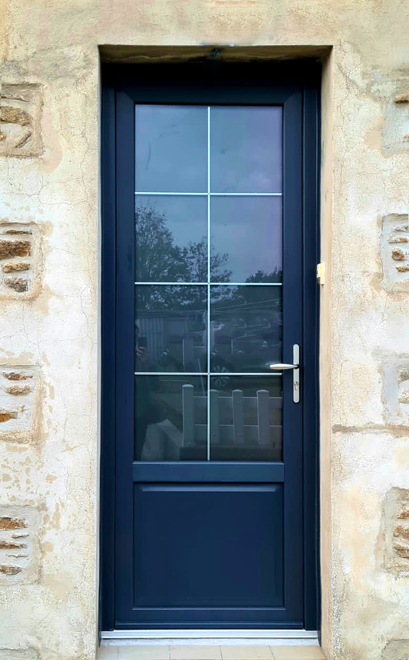Porte d'entrée bleu nuit, vitrée et finition laiton