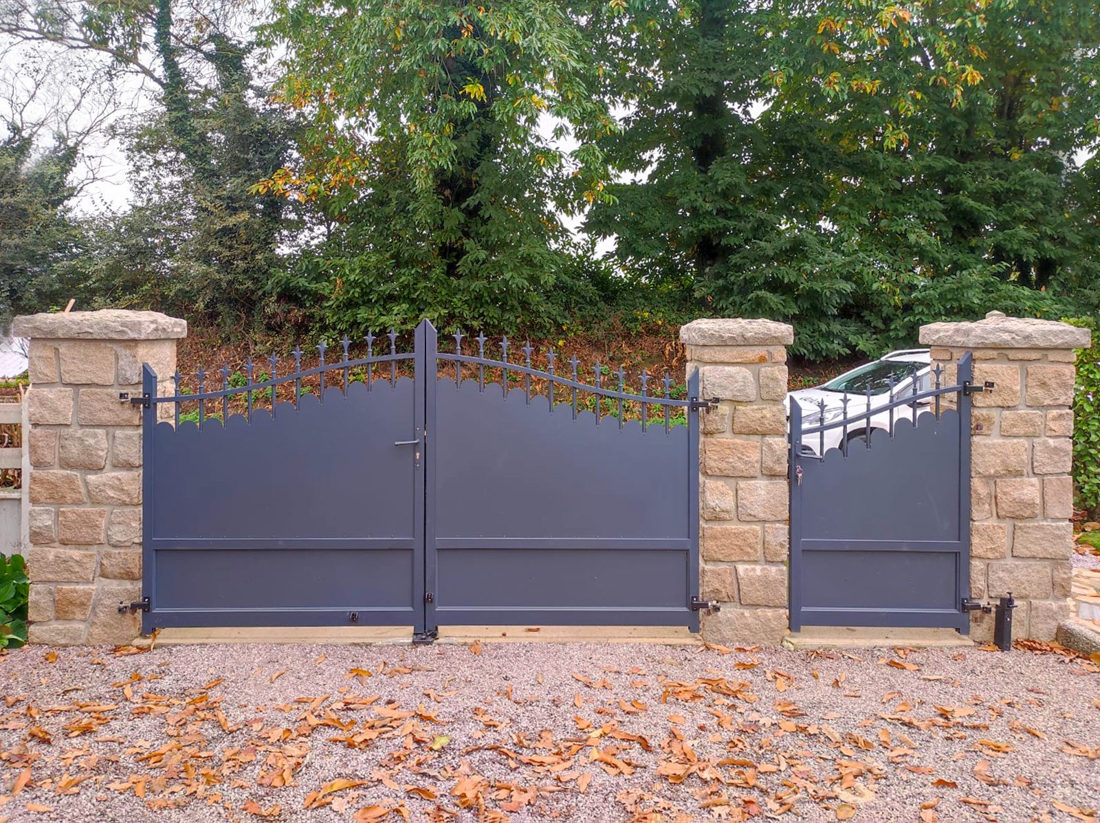 Portail et portillon en aluminium imitation fer forgé Kiclos