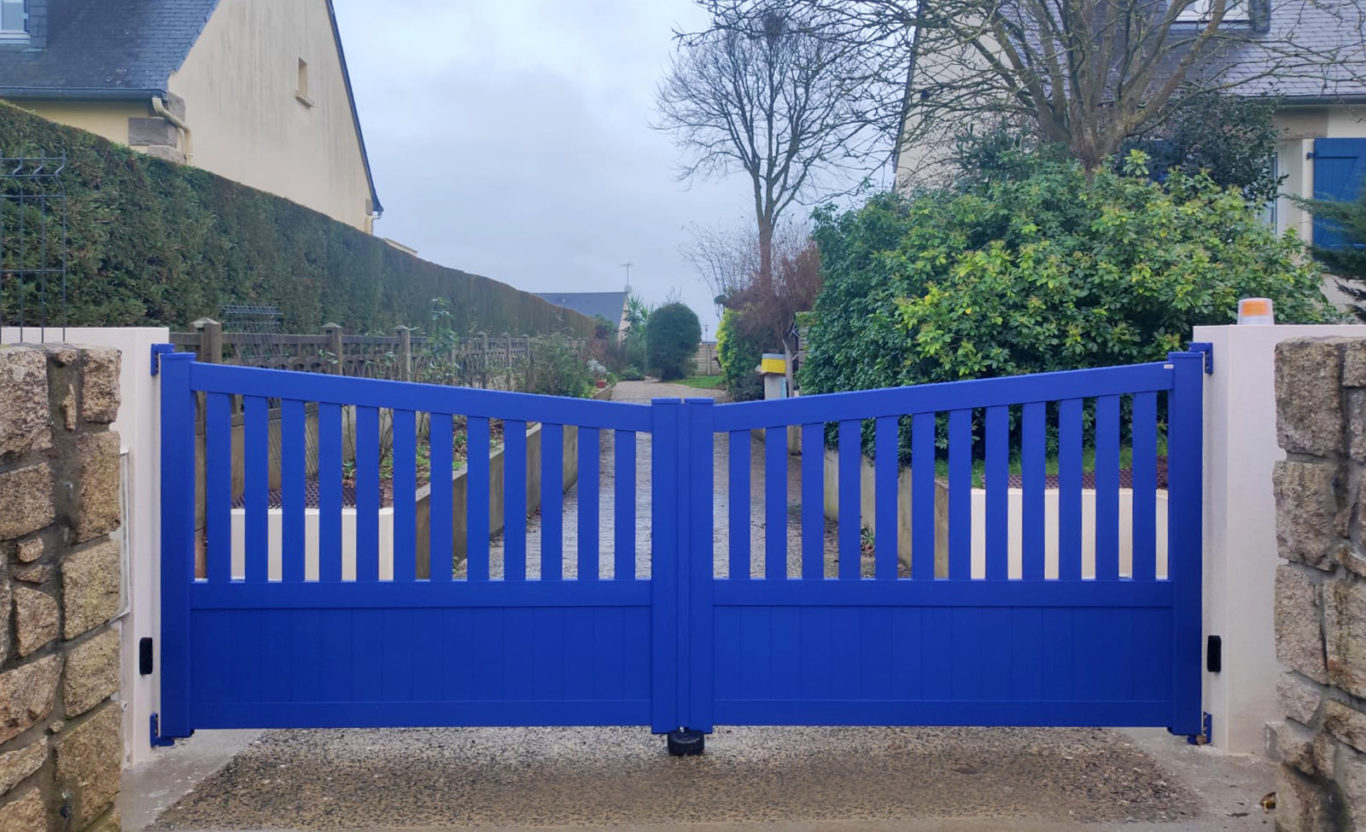 Portail battant bleu installé à Lantic Kiclos