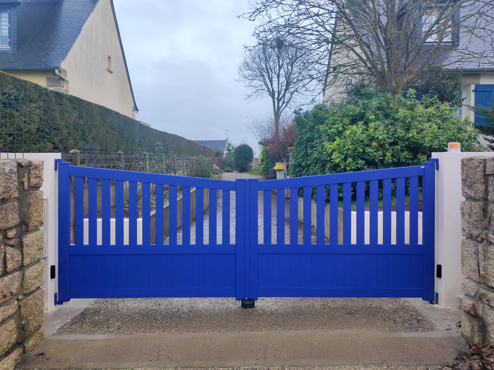 Portail battant bleu installé à Lantic Kiclos