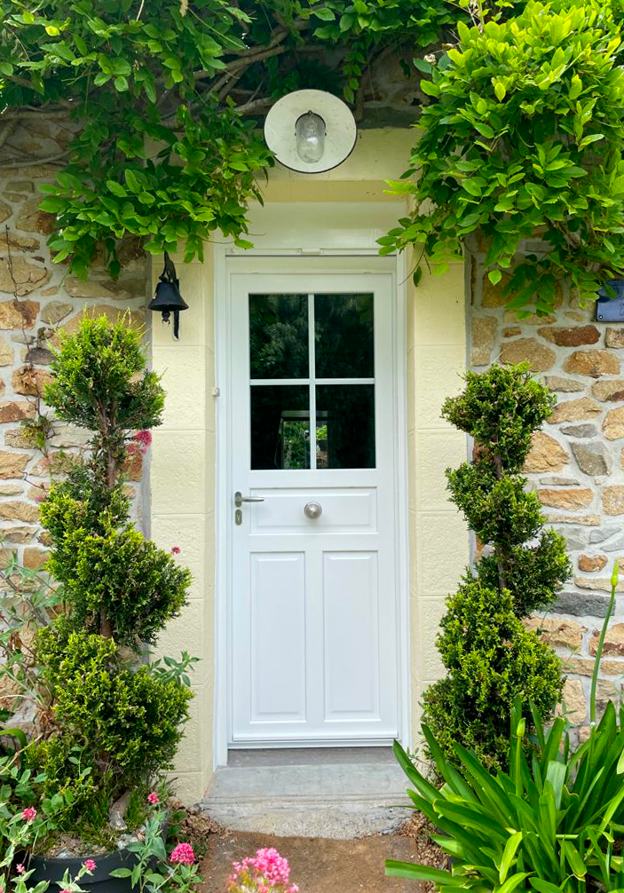 Porte d'entrée en PVC blanc