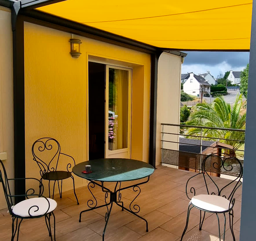Pergola avec toile jaune