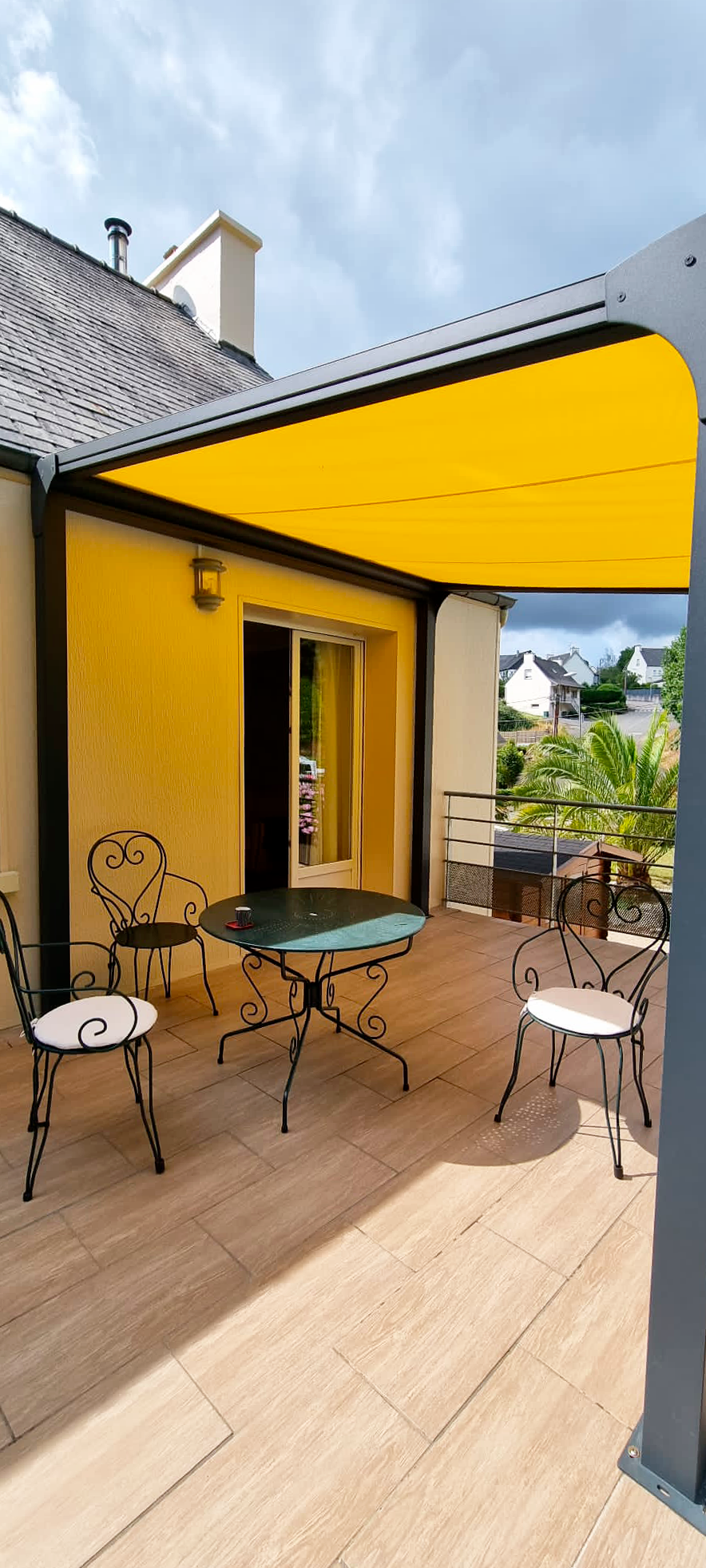 Pergola avec toile jaune