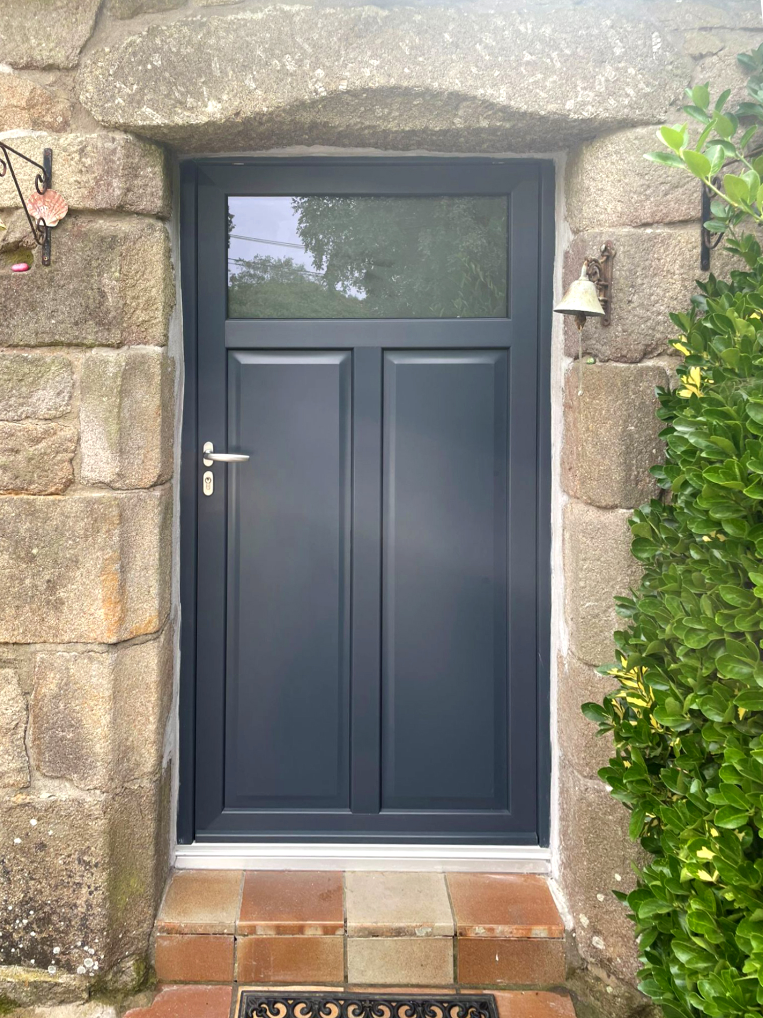 Porte d'entrée PVC anthracite vitrée