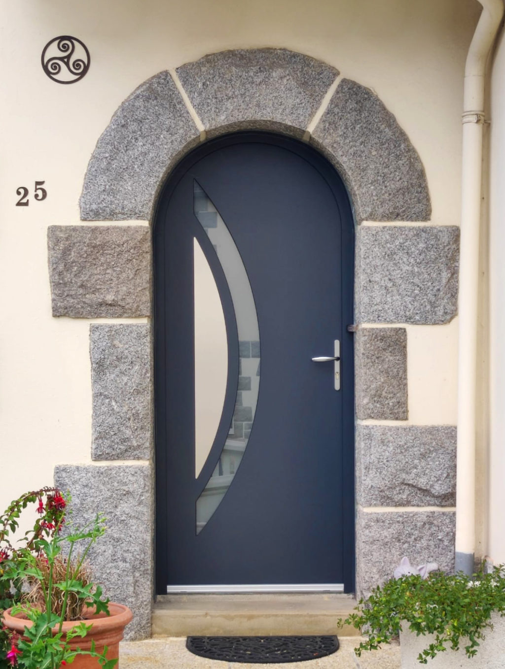 Porte d'entrée PVC vitrée graphique et anthracite