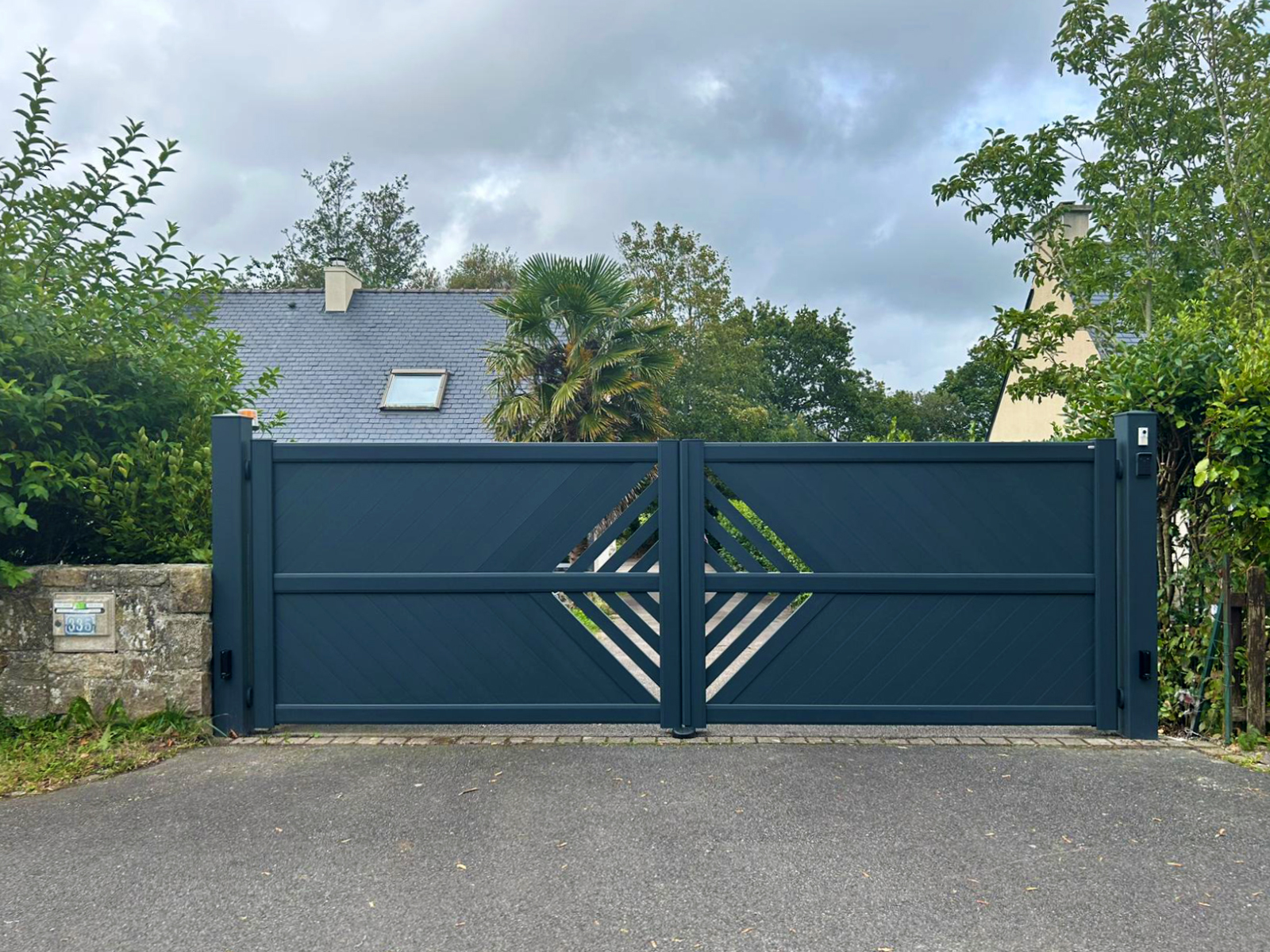 Portail battant PVC anthracite