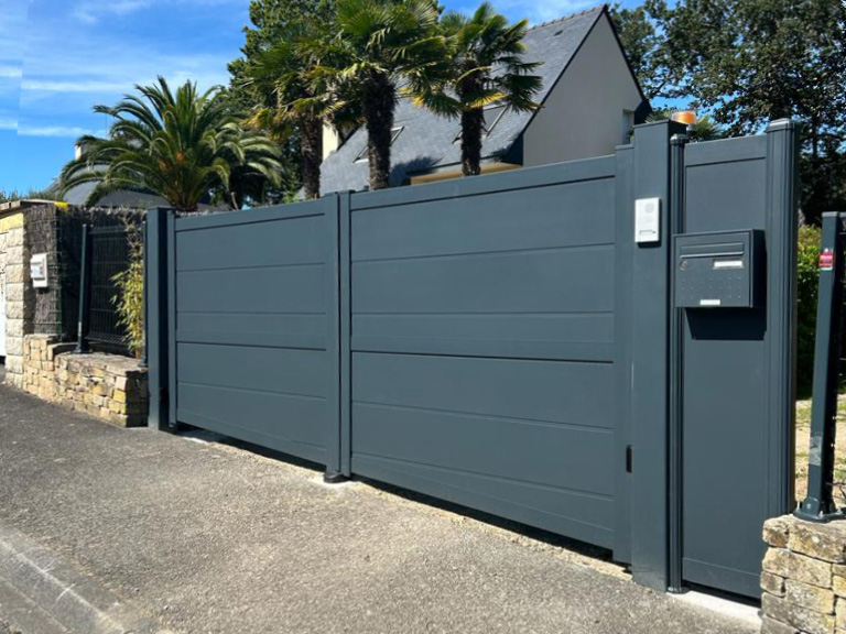 Portail battant PVC anthracite