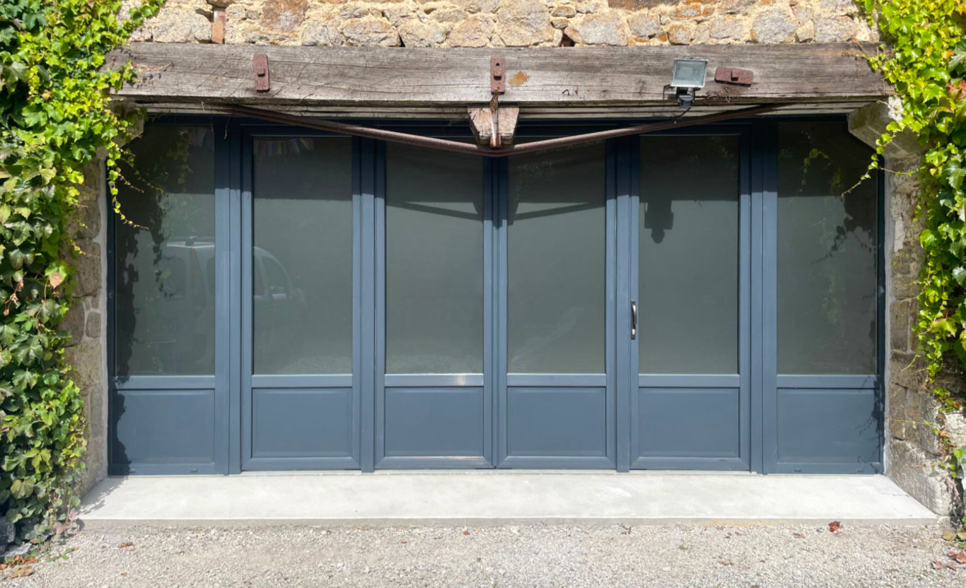 Porte de garage pliante vitrée PVC anthracite