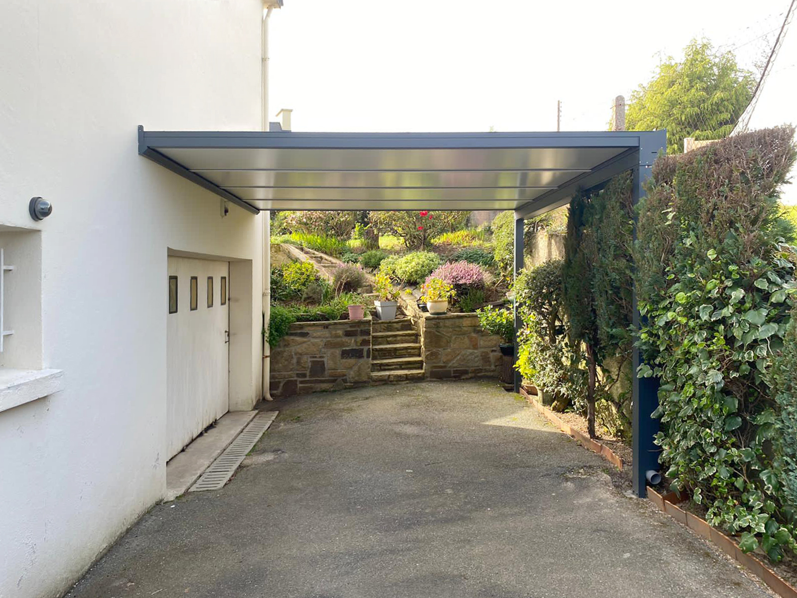 Carport anthracite avec garage