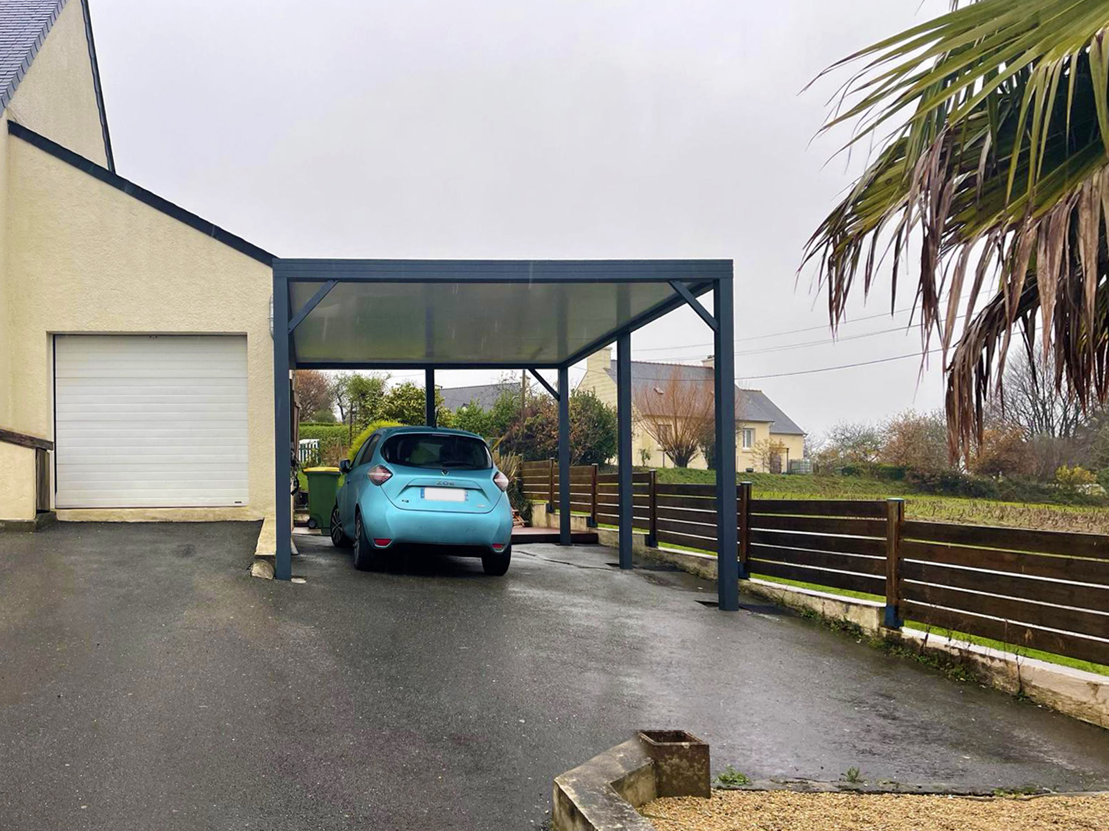 Carport anthracite avec voiture