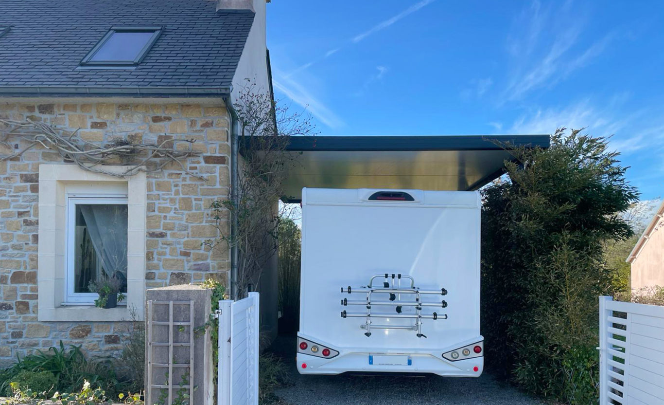 Carport anthracite avec camping-car