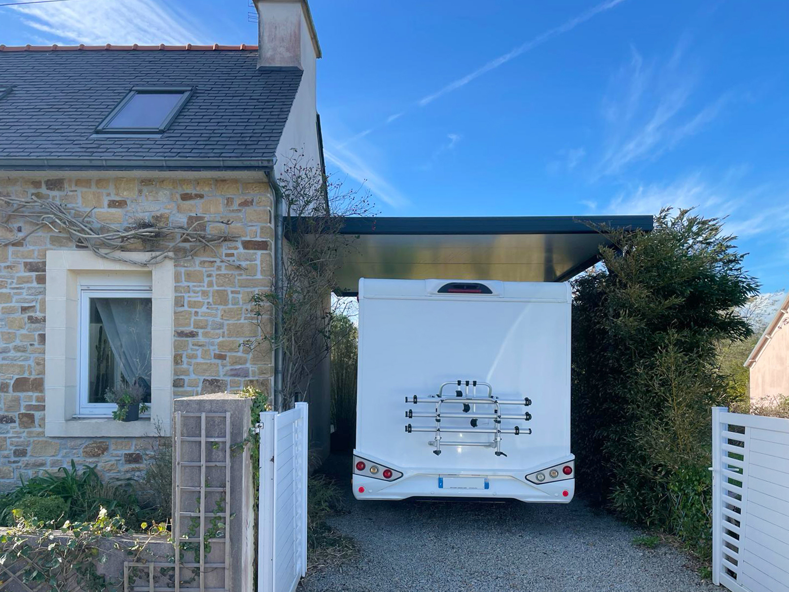 Carport anthracite avec camping-car