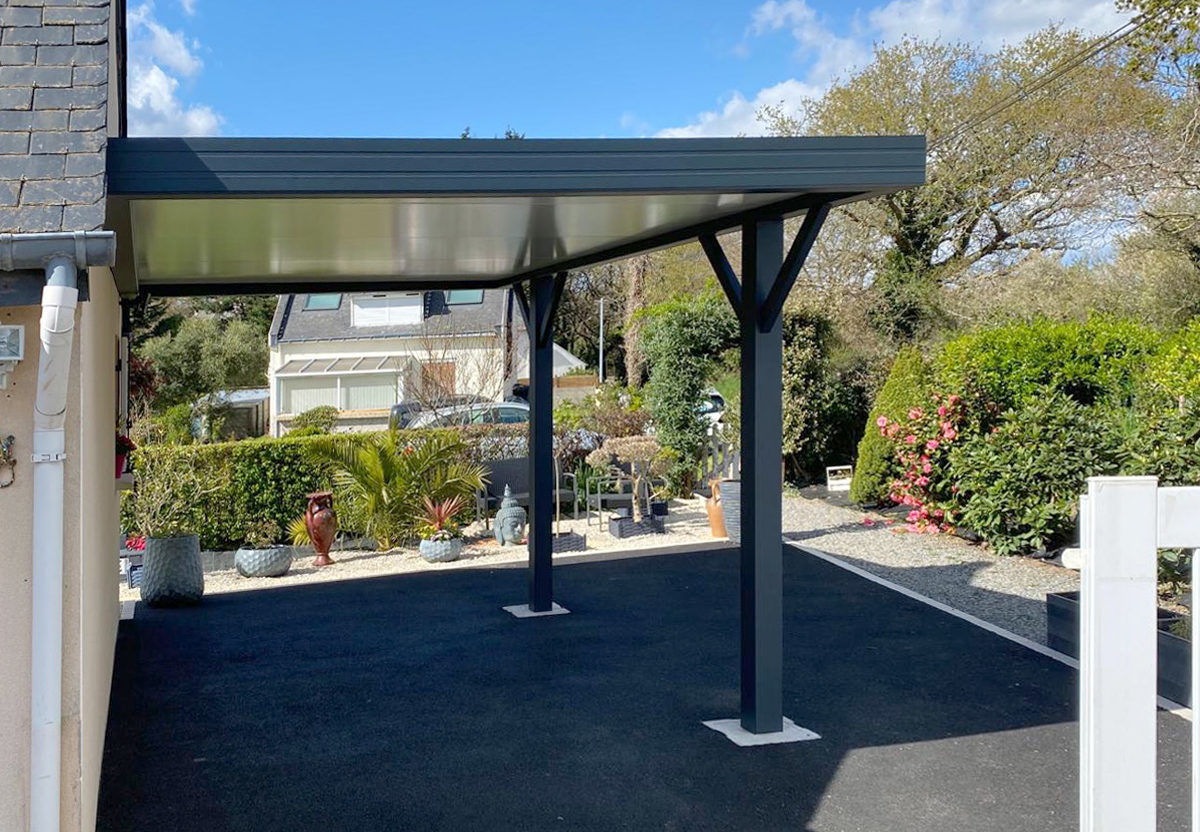 Carport anthracite avec jardin
