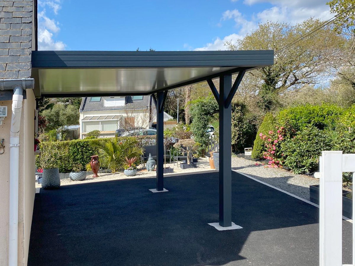 Carport anthracite avec jardin