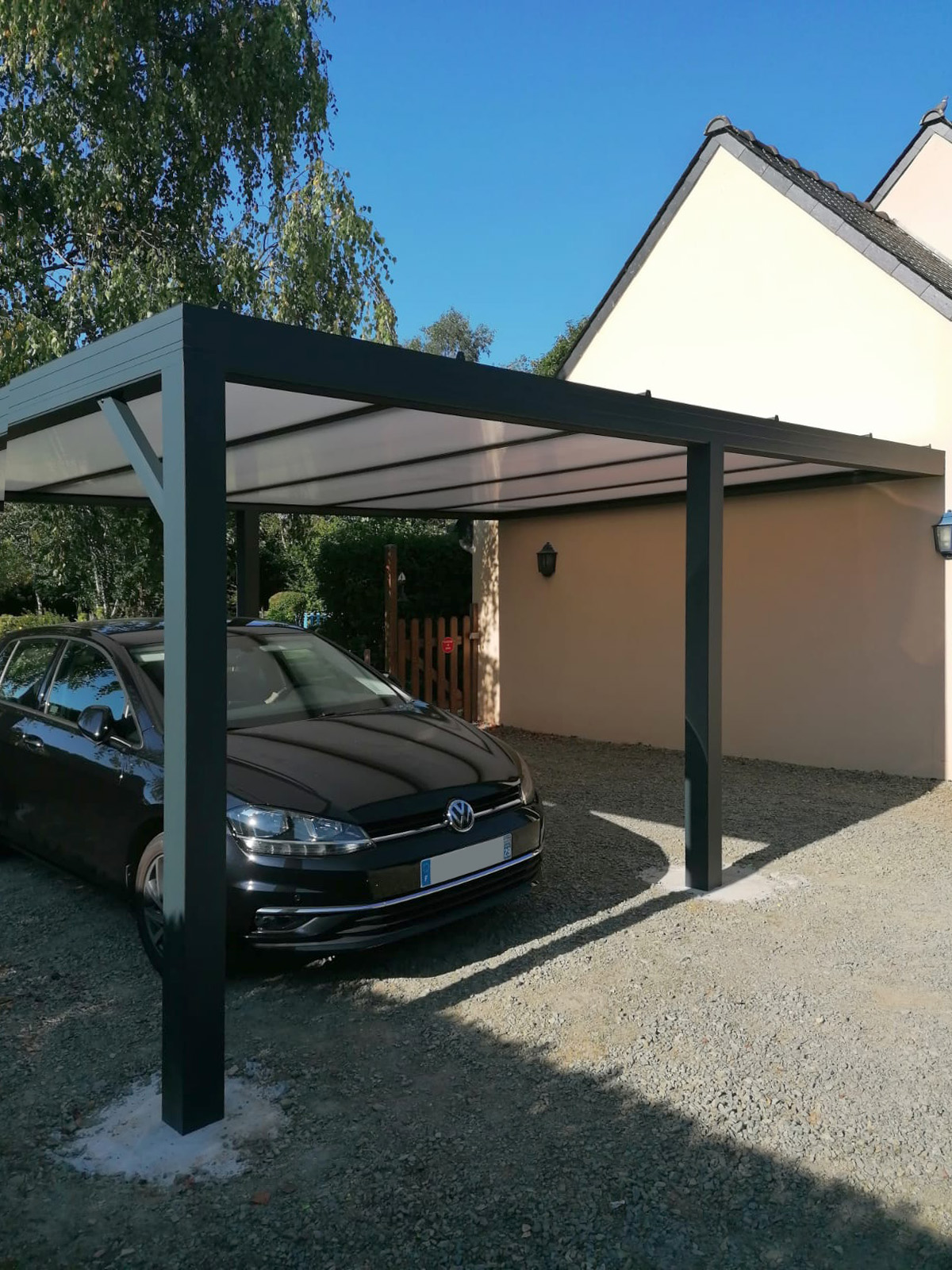 Carport anthracite avec voiture