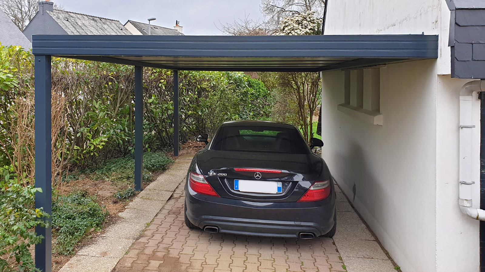 Carport anthracite avec voiture