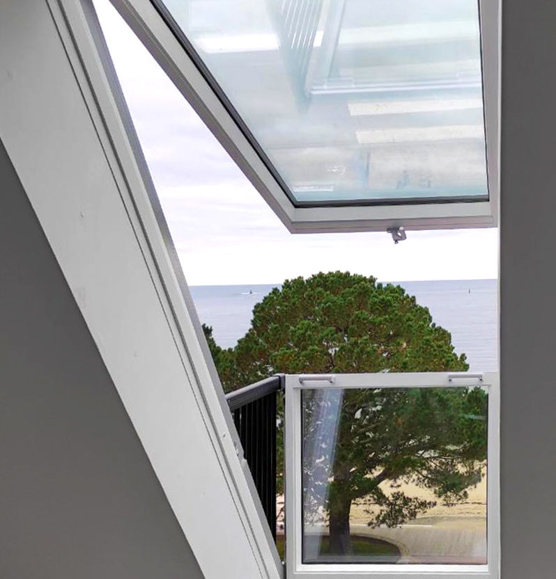 Fenêtre-balcon PVC blanc en deux sections : ouverte, elle se transforme en un balcon