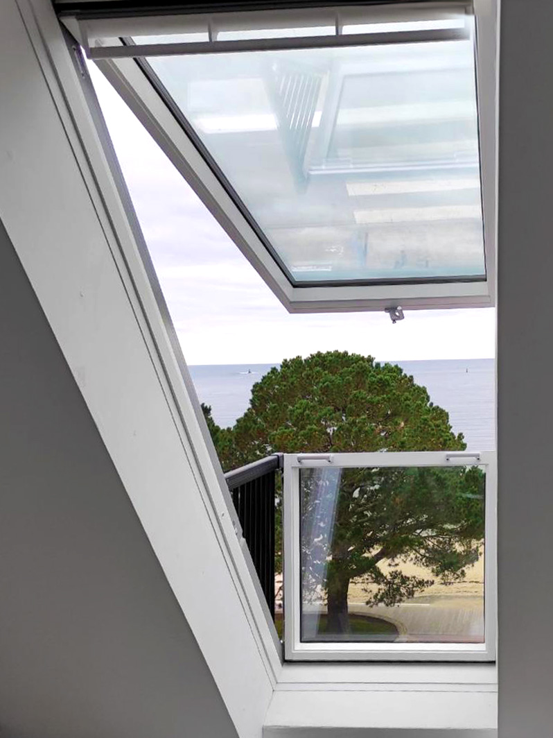 Fenêtre-balcon PVC blanc en deux sections : ouverte, elle se transforme en un balcon