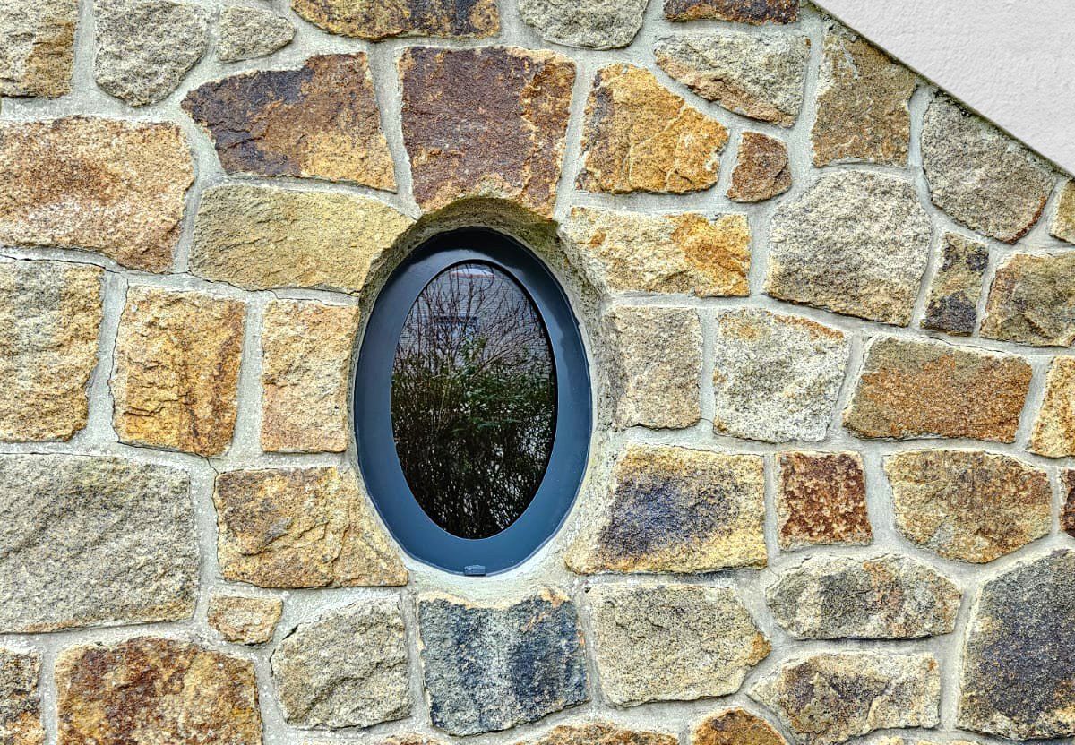 Fenêtre hublot en PVC anthracite