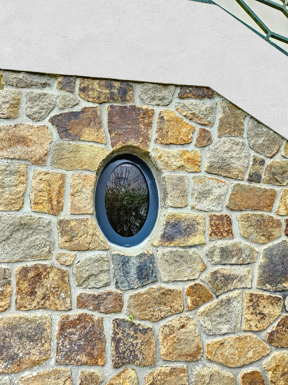 Fenêtre hublot en PVC anthracite