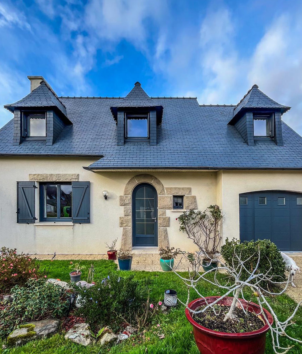 Porte d'entrée, garage, fenêtres et volets en PVC anthracite