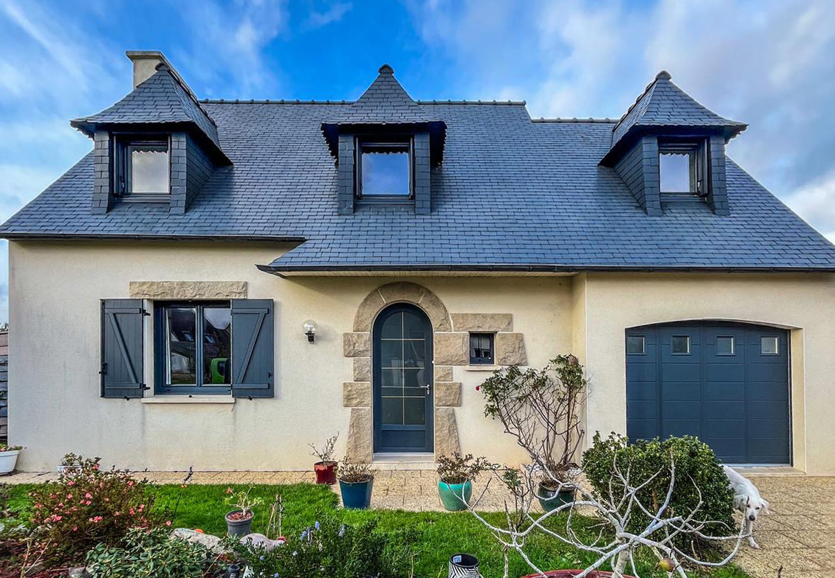 Porte d'entrée, garage, fenêtres et volets en PVC anthracite