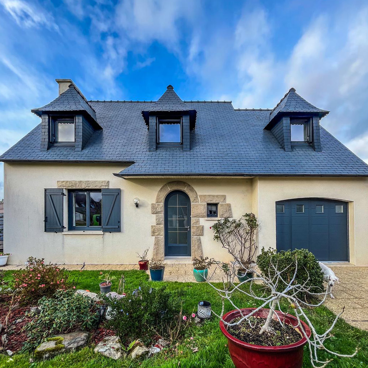 Porte d'entrée, garage, fenêtres et volets en PVC anthracite