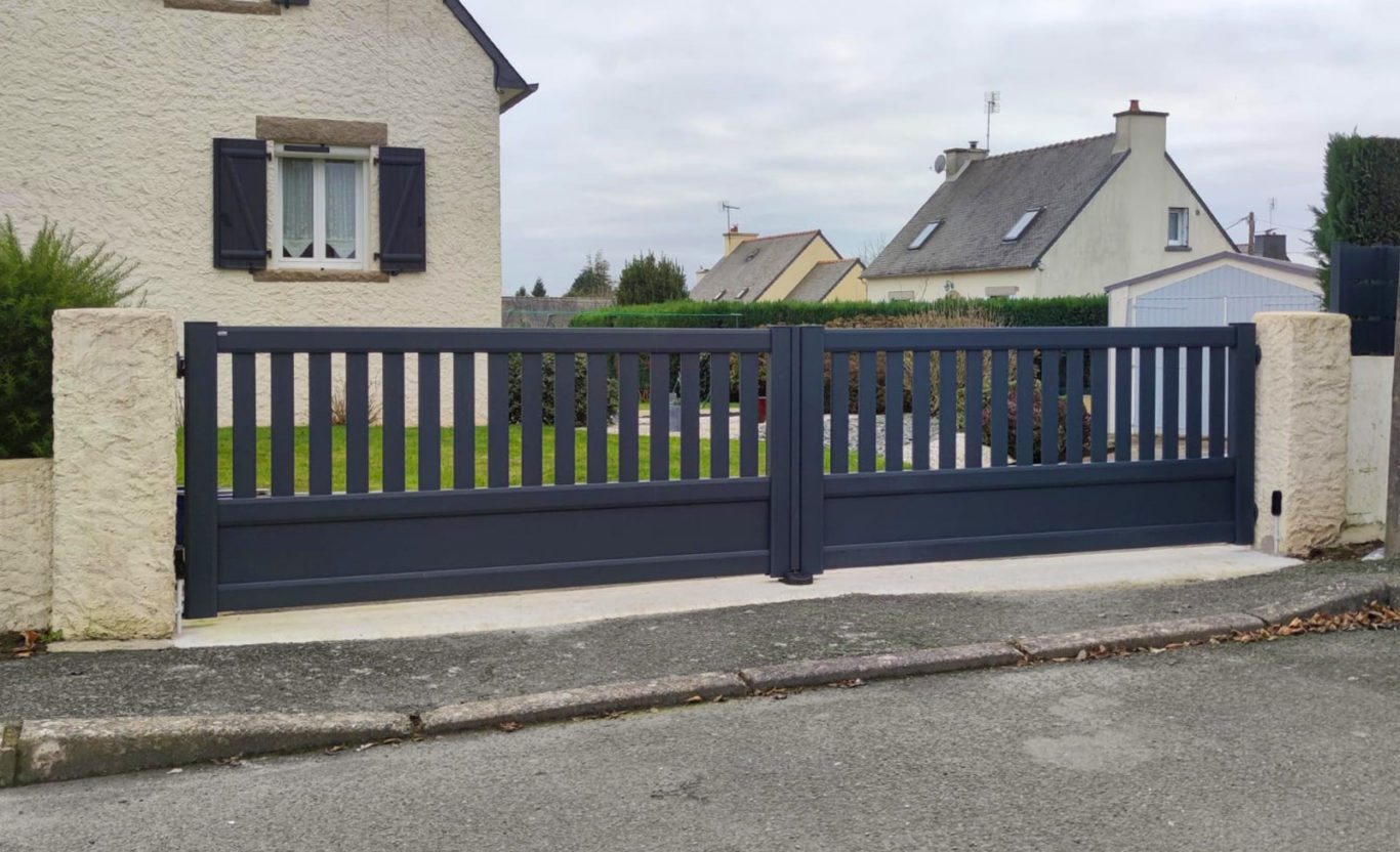 Portail battant en PVC anthracite